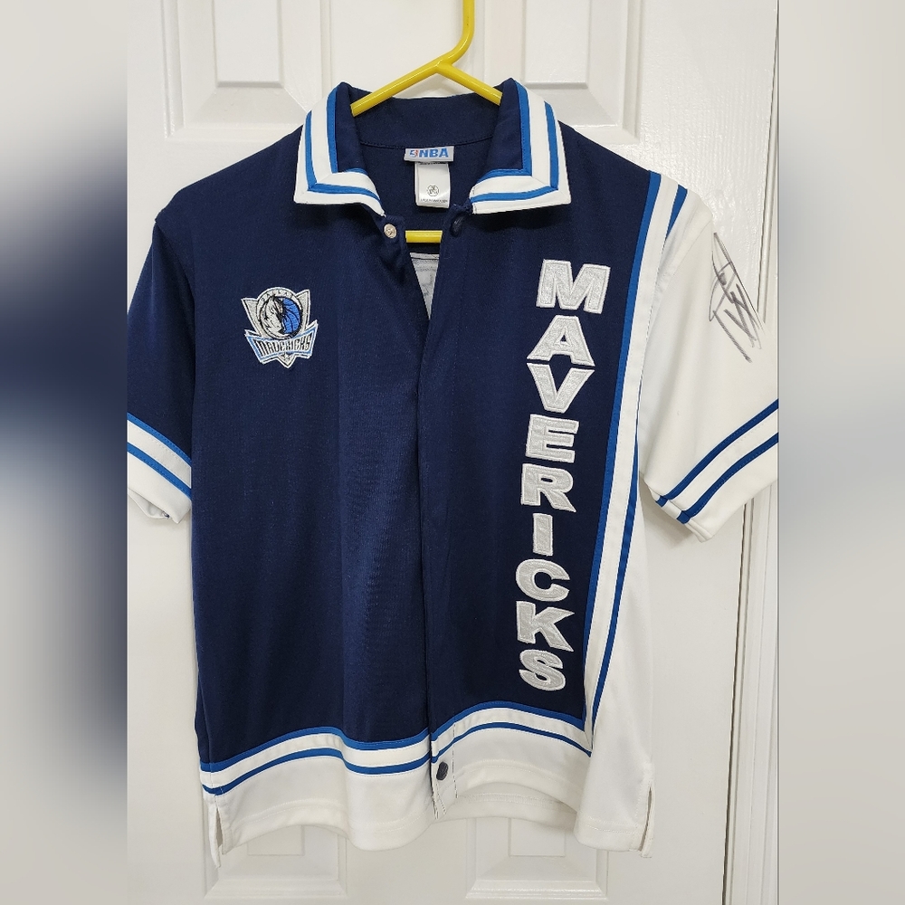 NBA Dallas Mavericks snap-front practice jersey autographed by Mav ManiAACs